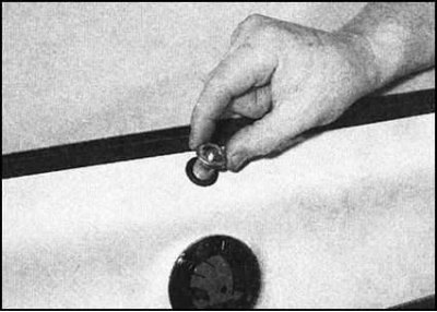 4. Снимите с двери задка панель внутренней…