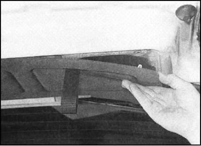 4. Снимите с двери задка панель внутренней…