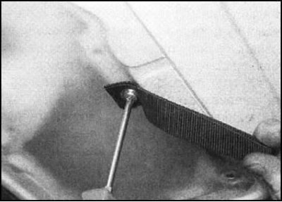 4. Снимите с двери задка панель внутренней…