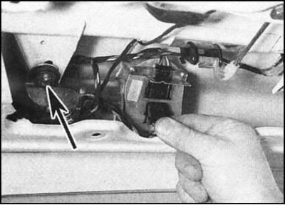 6. Отсоедините электропроводку, затем отдайте…