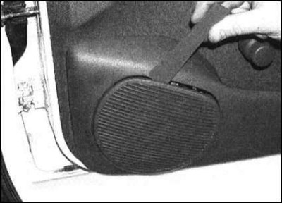 1. Аккуратно поддев, снимите декоративную решетку…