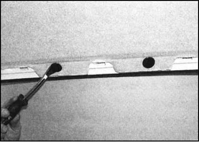 3. Извлеките крепежные фиксаторы и аккуратно…