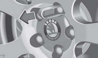 6а. Снятие колпачка колёсного болта