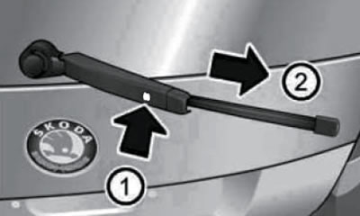 7.11b. Снятие бескаркасной щётки очистителя…