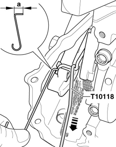 32.27. Оттягивание пружины натяжителя цепи…