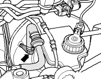 34.17. Вакуумный шланг на усилителе тормозов